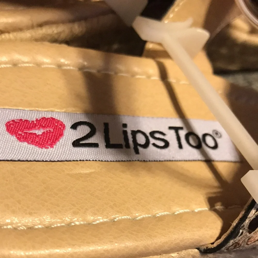 NWT Two Lips Too Beckie Wedges